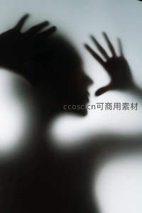 双影交错手势分离，情感张力弥漫画面