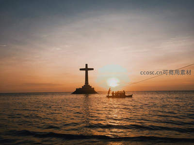 海上十字架日落，小船载人驶向信仰之光