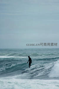 冲浪者乘风破浪，挑战碧海惊涛