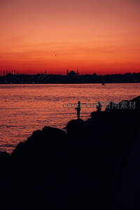 水岸剪影，古城暮色共黄昏