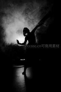 烟雾缭绕中舞者优雅剪影起舞