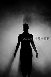 烟雾中神秘的女性剪影