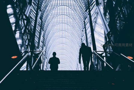 现代建筑穹顶下的行人剪影