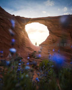 拱门奇景中远眺的探险者