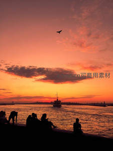 晚霞染江天，游人共赏飞鸟掠影