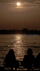 伊斯坦布尔月夜水岸情侣剪影