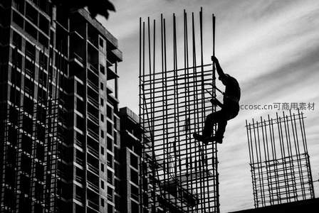 高空钢筋工剪影，城市建造者