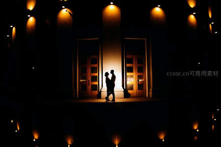 灯光下的情侣剪影拥吻