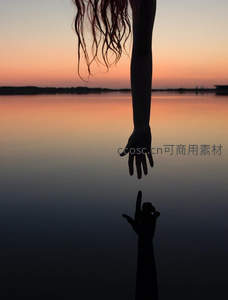 湖面倒影牵手剪影