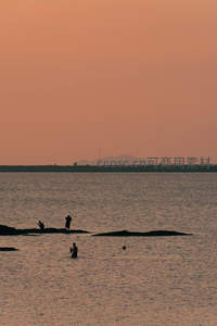 夕阳下海边剪影，宁静致远的渔家生活