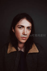 深色背景下的凝视