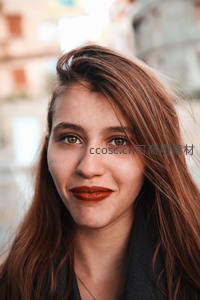 街头微笑的红发女孩