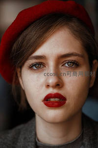 红帽少女泪眼凝视，情绪饱满的肖像特写