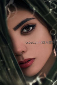 神秘女子透过绿色薄纱凝视镜头