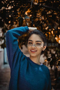 阳光下的微笑少女，蓝衣映衬自然之美