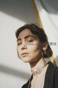 光影交错的侧颜，金属项链勾勒时尚轮廓
