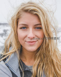 风中金发少女，雪景背景下的清新笑容