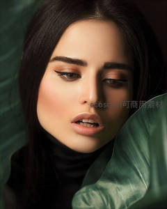 绿叶衬托下的精致妆容