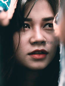 深邃眼神中的沉思少女特写