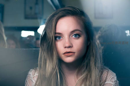 透过玻璃凝望的蓝眸少女