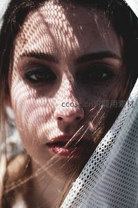 网纱光影下的女性面部特写