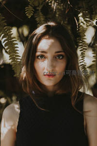 绿植光影下的沉静少女