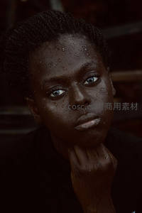 雨滴滑落的深邃凝视