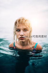 水中凝望的湿发女孩