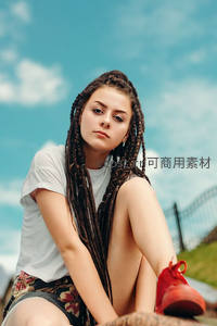 蓝天白云下，脏辫少女的悠闲时光