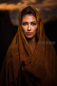 黄昏余晖中，头巾女子的神秘与优雅