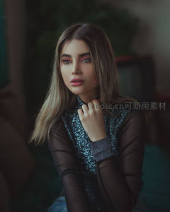 精致妆容与闪亮服饰，时尚女性魅力