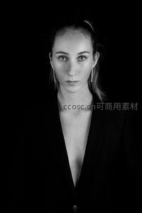 黑白光影下的优雅女性肖像