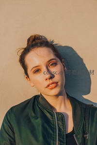 阳光下的少女，绿衣映墙影