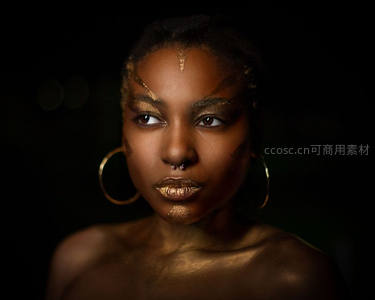 暗调金妆，神秘黑肤女郎