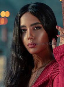 夜色霓虹中的都市丽人