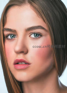 清澈蓝眸的少女特写