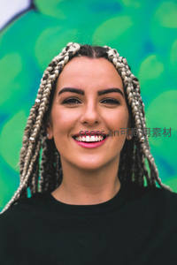 编发女孩的灿烂笑容