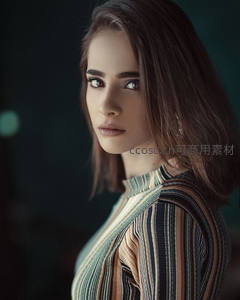 条纹衫女子侧颜凝视镜头