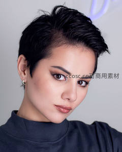 短发女生霓虹灯下酷飒回眸