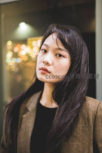 都市夜色中的沉思女性肖像