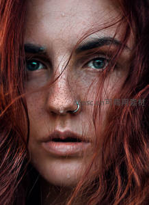 红发雀斑女子的微距特写