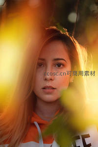 阳光穿透树叶间的少女