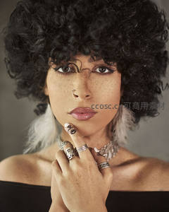 爆炸头造型个性女性时尚特写