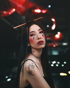 暗夜霓虹下的神秘东方妆容