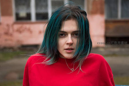 蓝绿挑染发色的街头个性女孩