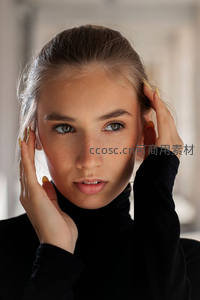 双手轻抚面颊的清新自然女肖像