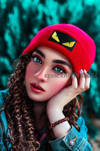 红帽少女手托脸颊凝望镜头