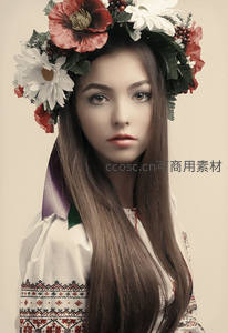 花环少女，传统服饰下的静谧之美