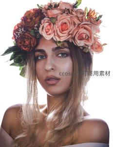 玫瑰花冠下的温柔凝视