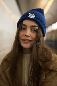 蓝色针织帽下的温暖微笑